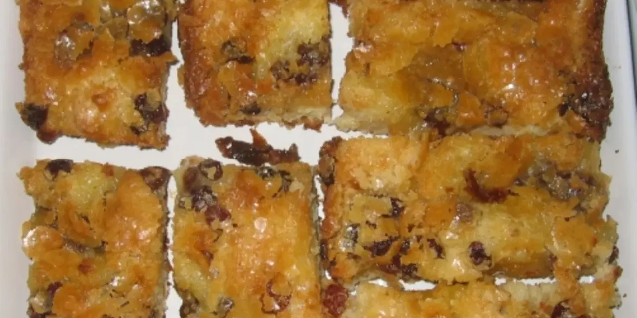 Süße DDR Zuckerkuchen-Stücke mit Rosinen, goldbraun gebacken und glänzend.