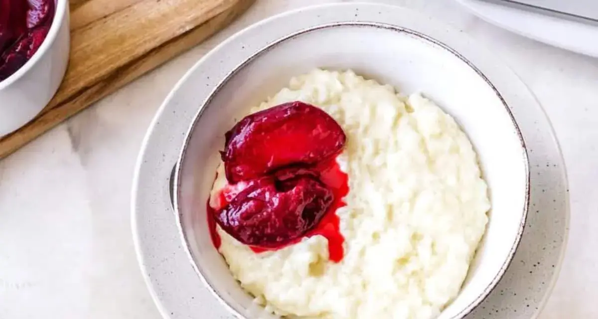 Cremiger Milchreis, zubereitet im Thermomix, mit fruchtigem Kompott. Ein Genuss!