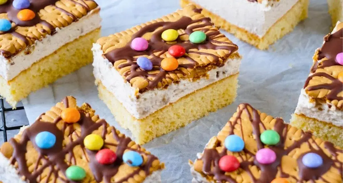 Bunte Geburtstagskuchen für Kinder, dekoriert mit Keksen, Schokolade und bunten Smarties. Ein süßer Traum für jede Party!
