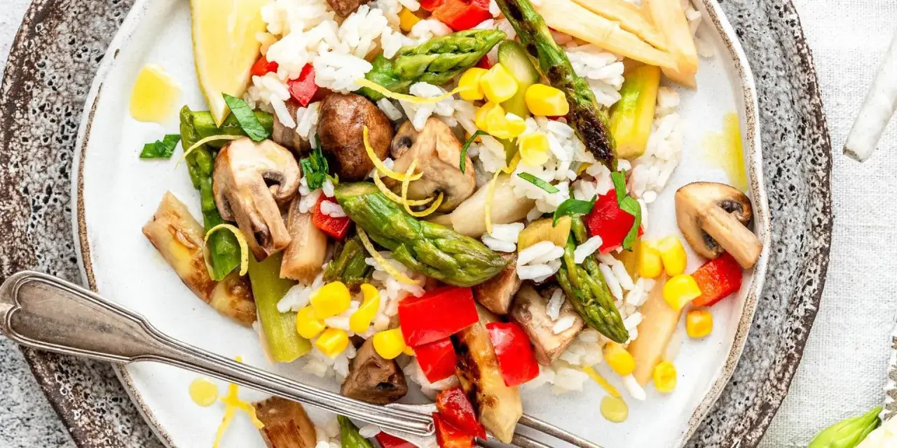 Reisgericht mit Pilzen, Spargel, Mais und Paprika. Eine köstliche Inspiration für Ihre nächsten Champignons Rezepte.