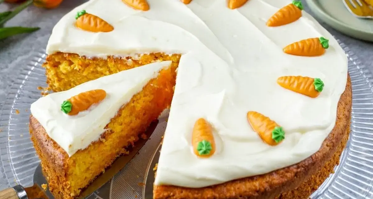 Ein saftiger Karottenkuchen mit cremigem Frosting, dekoriert mit kleinen Marzipan-Karotten. Perfekt für jedes Karottenkuchen Rezept!