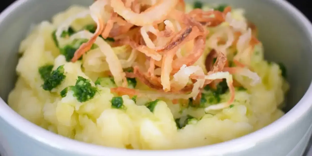 Cremiger Kartoffelbrei, verfeinert mit frischen Kräutern und knusprigen Röstzwiebeln. Ein einfaches Kartoffelbrei Rezept, das immer gelingt.