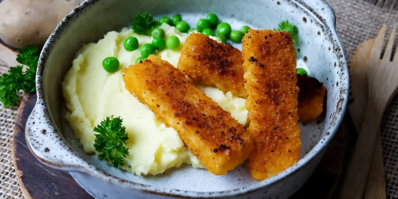 Knusprige Fischstäbchen auf cremigem Kartoffelbrei mit Erbsen und Petersilie – schnelle Gerichte mit Kartoffelbrei, die immer schmecken.