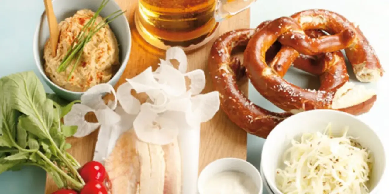 Herzhaftes bayerisches Vesper: Brezn, Bier, Obatzda, Radieschen und der weltbester Krautsalat.