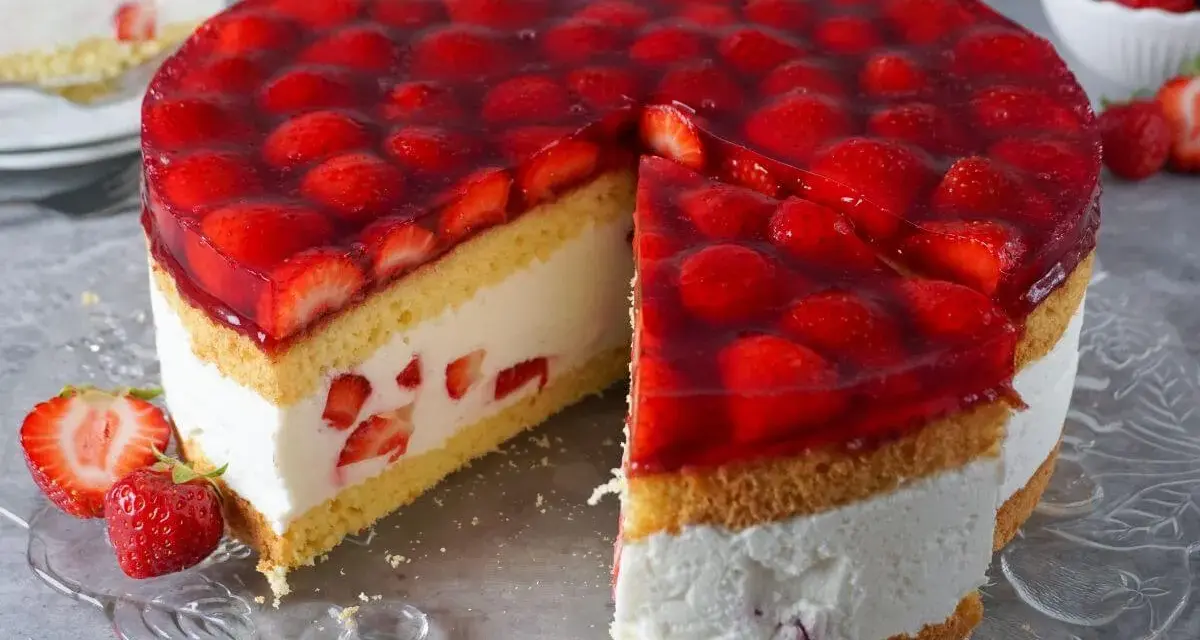 Saftige Erdbeertorte mit viel frischen Früchten und Sahne. Ein perfektes Erdbeertorte Rezept für den Sommer.