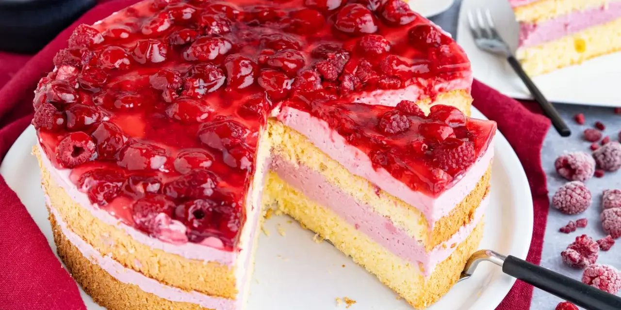 Himbeertorte mit gefrorenen Himbeeren: saftiger Biskuit, cremige Füllung und fruchtiges Topping. Ein köstliches Rezept!