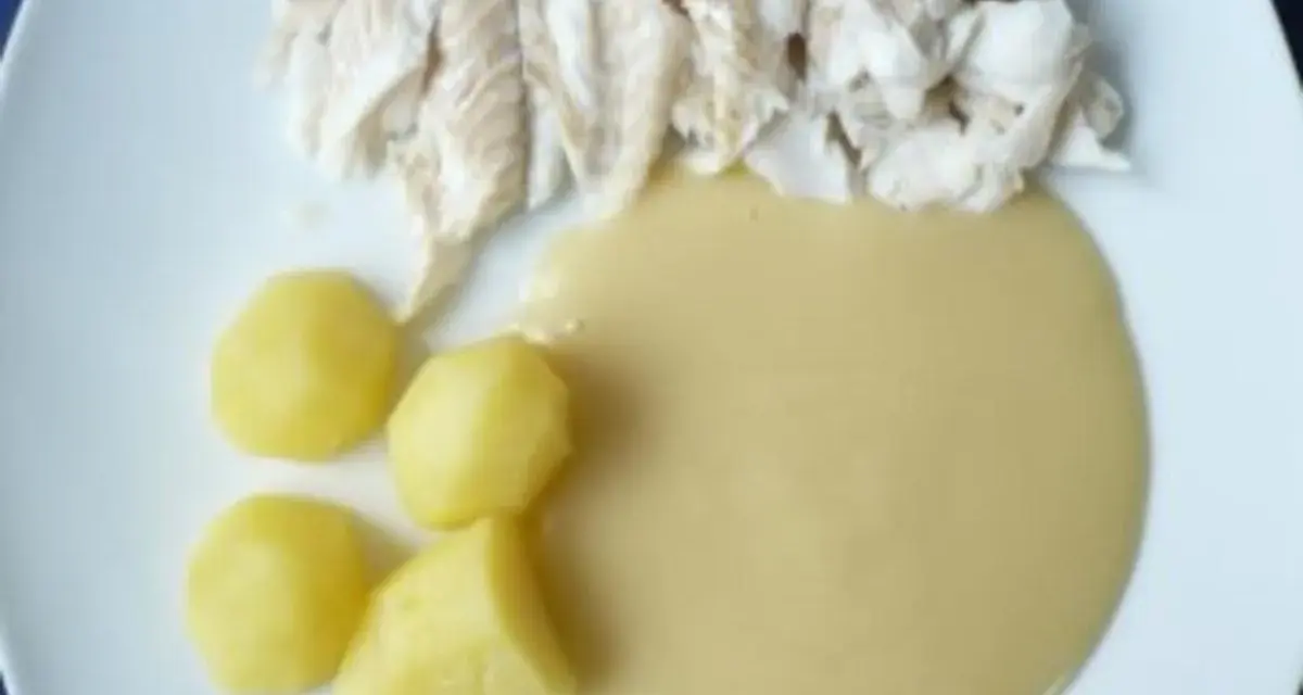 Gedünsteter Fisch mit Salzkartoffeln und einer cremigen Sauce. Ein einfaches kochfisch rezept für jeden Tag.