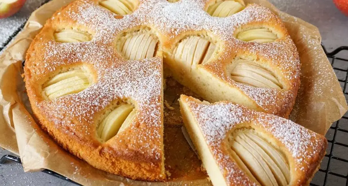 Ein saftiger Apfelkuchen, bestäubt mit Puderzucker. Dieses Apfelkuchen Rezept ist einfach und gelingt immer.