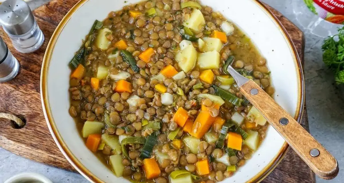 Herzhafte Linsensuppe mit Kartoffeln und Karotten, ein Klassiker unter den Linsen Rezepten.