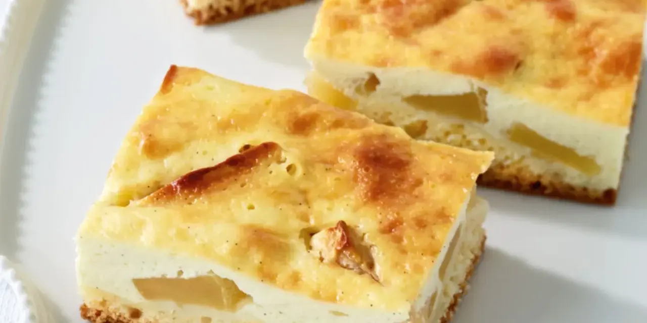 Saftiger Apfel Quark Kuchen mit goldbrauner Kruste und zarter Füllung, ein Genuss für jeden Anlass.