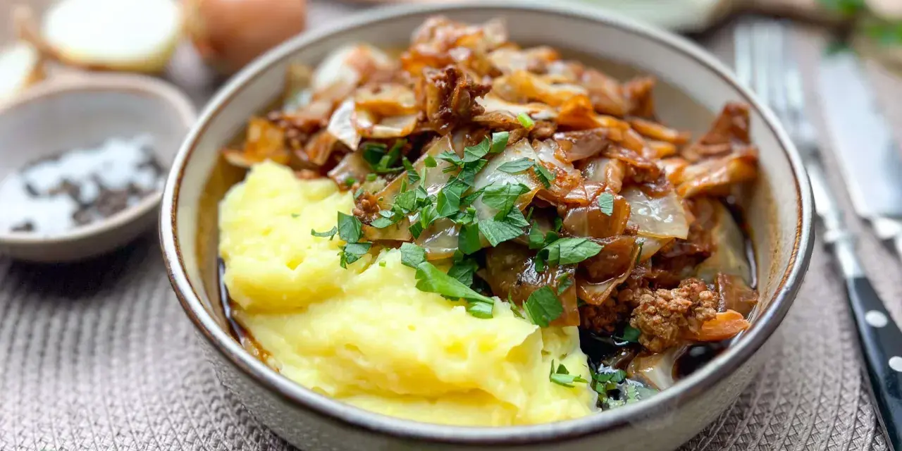 Herzhaftes Schmorkohl-Rezept mit Kartoffelpüree und frischer Petersilie. Ein deftiges Gericht, das zum Nachkochen einlädt.