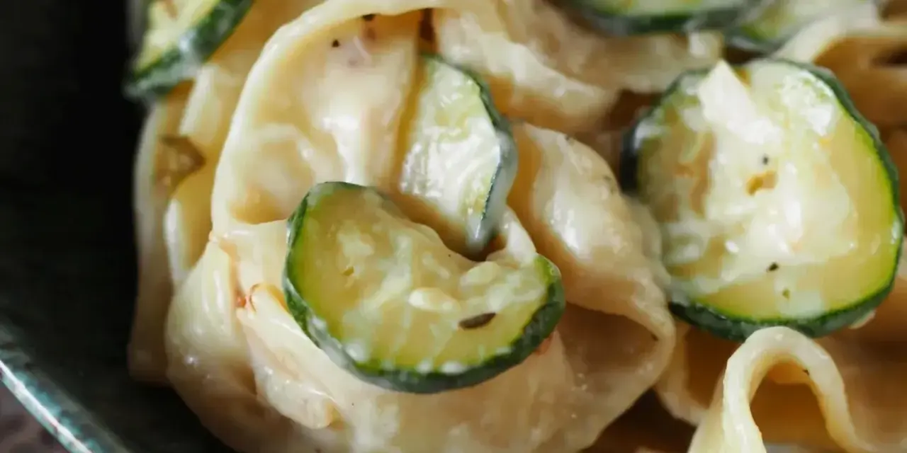 Cremige Pasta mit Zucchinischeiben, ein köstliches Gericht, das zeigt, wie vielseitig Zucchini Rezepte sein können.