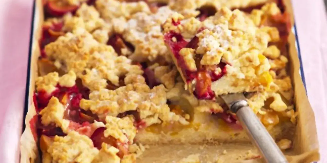 Ein saftiger Pflaumen-Streuselkuchen, perfekt für das prasselkuchen rezept. Die goldbraunen Streusel bedecken die fruchtige Füllung.
