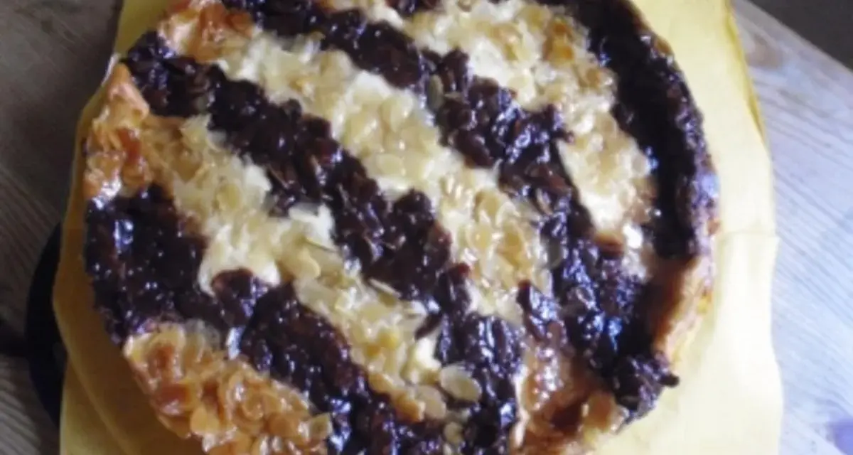 Ein köstlicher Hummelkuchen mit Schokolade und Mandeln, perfekt für das nächste Kaffeekränzchen. Dieses Hummelkuchen Rezept ist ein Genuss!