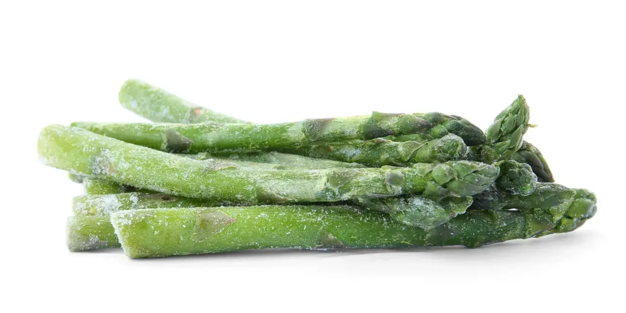 Ein Haufen gefrorenen Spargel, bereit zum Kochen.