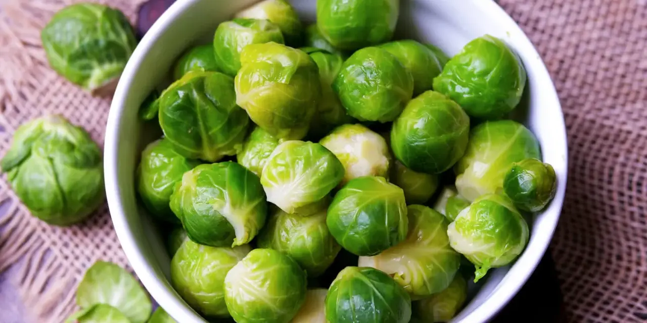 Frisch aus dem Gefrierfach: Ein Schüssel voll grüner Rosenkohl wartet darauf, zubereitet zu werden.