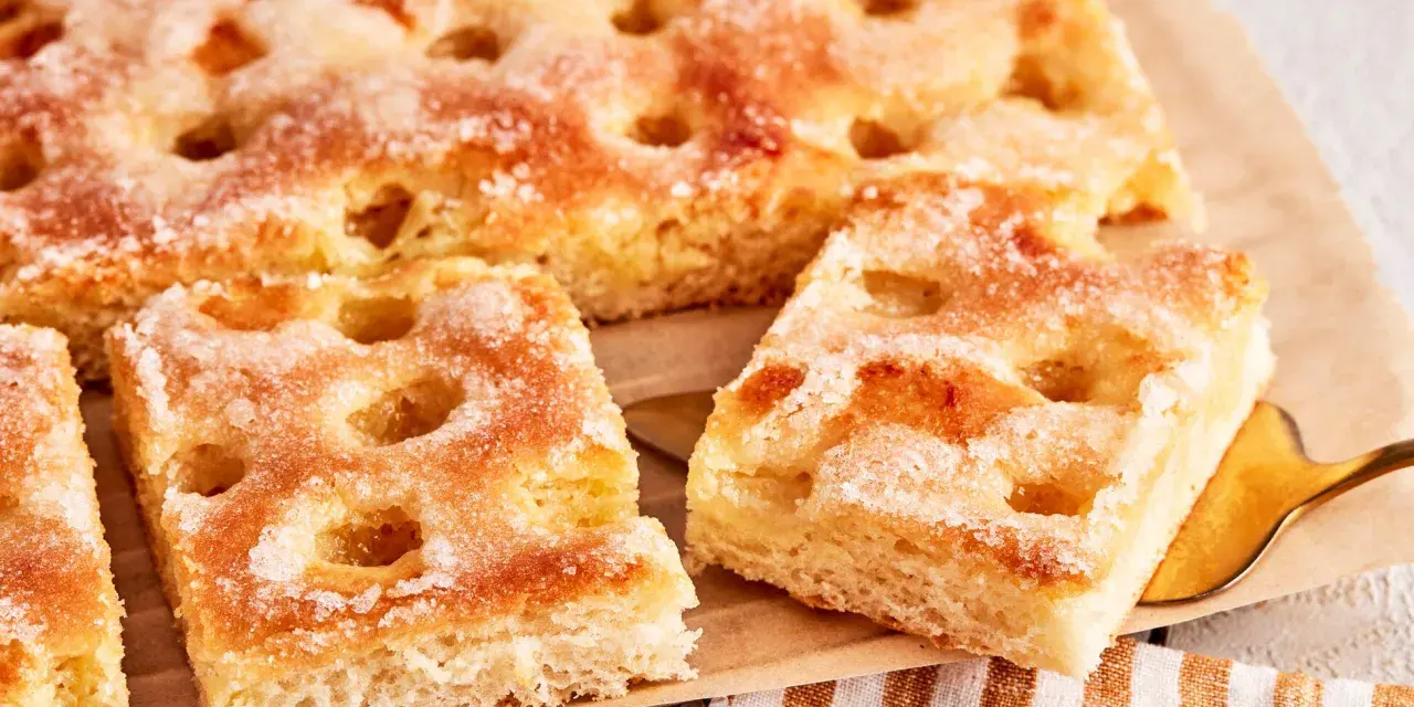 Saftiger Butter-Zuckerkuchen mit knuspriger Kruste und süßen Zuckerkristallen, perfekt für eine Kaffeepause.