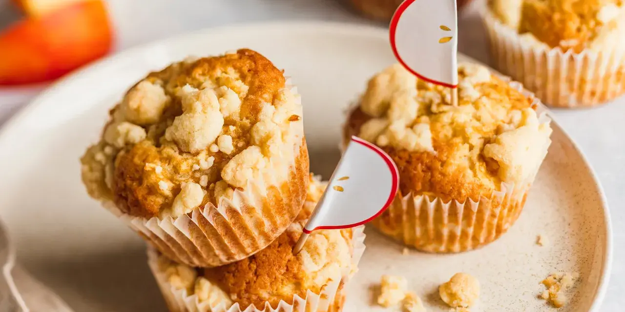 Saftige apfelmuffins mit knusprigem Streusel, dekoriert mit süßen Apfel-Ansteckern. Ein Genuss für jeden Tag!