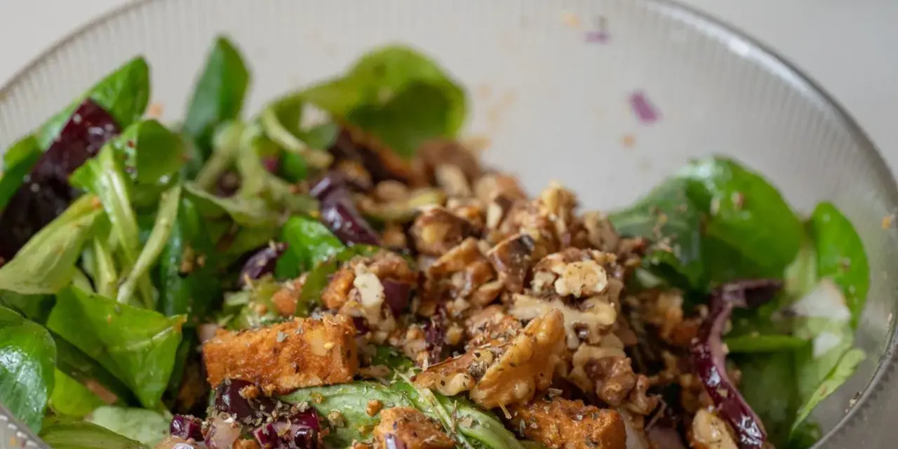 Leckerer Feldsalat mit gebratenem Tofu, Walnüssen und roten Zwiebeln. Ein einfaches Feldsalat Rezept für jeden Tag.