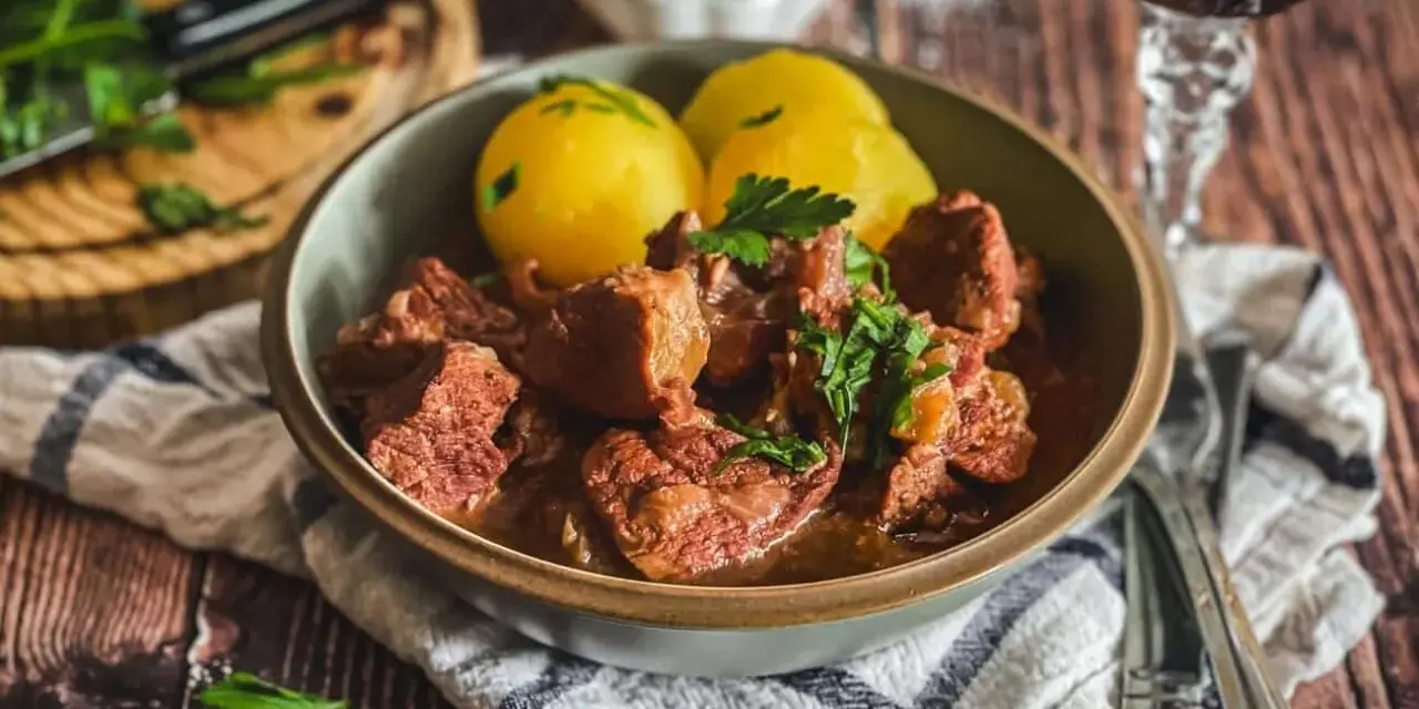 Herzhaftes Kalbsgulasch mit Kartoffeln, ein köstliches Rezept für ein deftiges Essen.