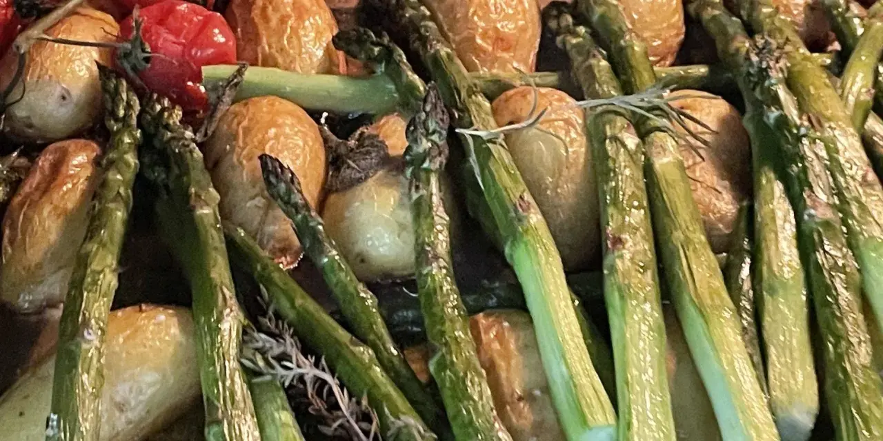 Gerösteter Spargel mit Kartoffeln und Tomaten, ein köstliches Gericht, das sich gut für zitronenmelisse rezepte eignet.