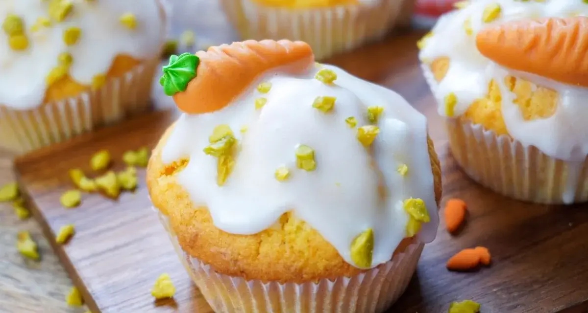 Leckere Karottenmuffins mit Zuckerguss und Marzipan-Karotten. Ein tolles Rezept für Ostern oder einfach so!