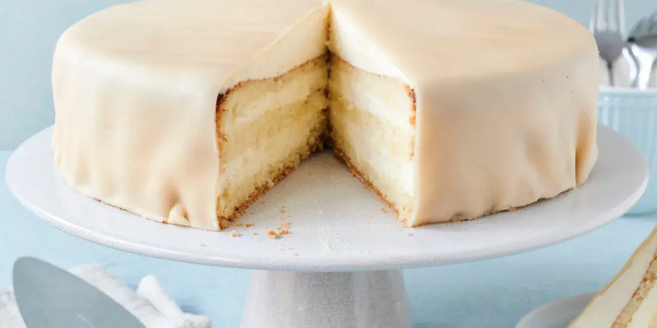 Eine köstliche bayrisch Creme Torte, glatt mit Marzipan überzogen, zeigt ihre saftigen Schichten.