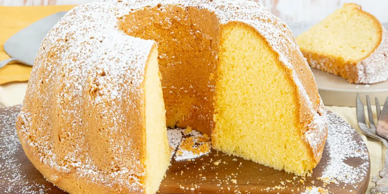 Ein saftiger Gugelhupf, bestäubt mit Puderzucker. Dieser Kuchen mit viel Eiern ist perfekt für jeden Anlass.