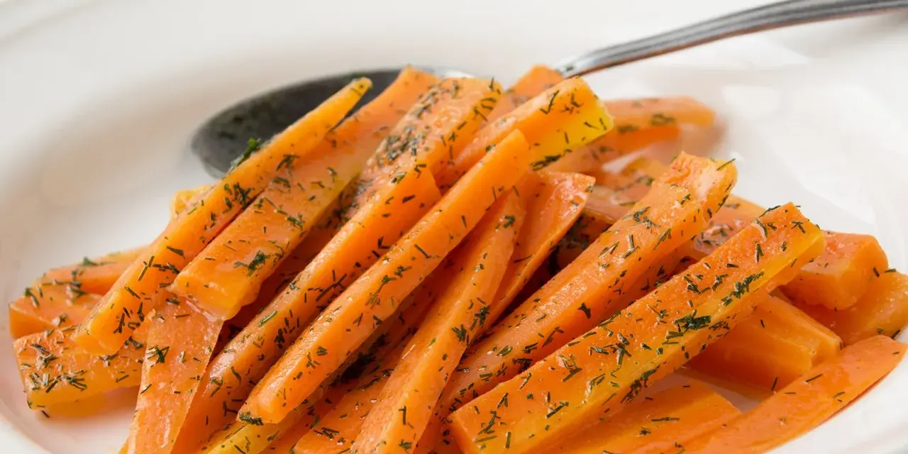 Gedünstete Karottenstreifen mit Dill, ein einfaches und leckeres Gericht, das sich gut für verschiedene Karotten Rezepte eignet.