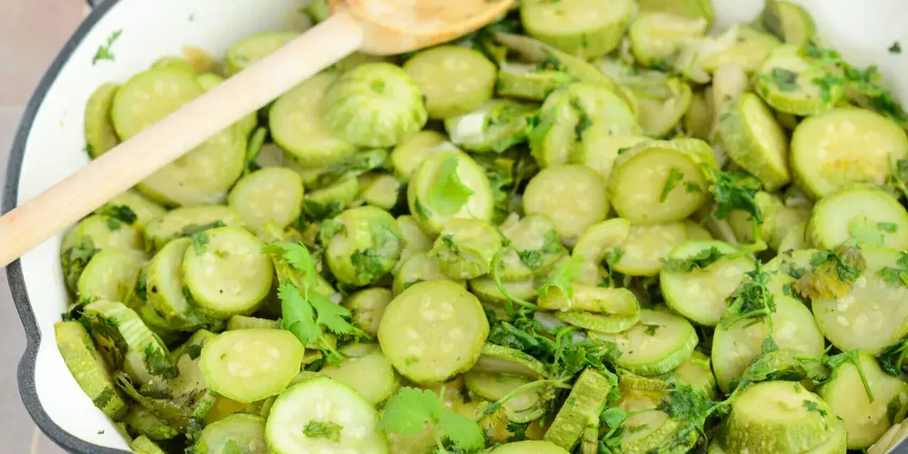 Frisch zubereitete zucchini pfanne mit Kräutern in einer Gusseisenpfanne, bereit zum Servieren.