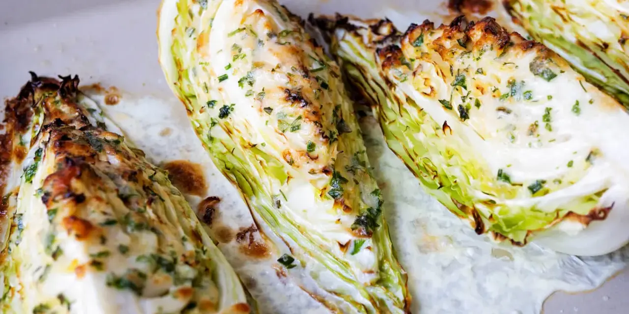 Gegrillte Spitzkohl-Spalten mit Kräutern und Käse, ein köstliches Gericht, das Lust auf mehr Spitzkohl Rezepte macht.