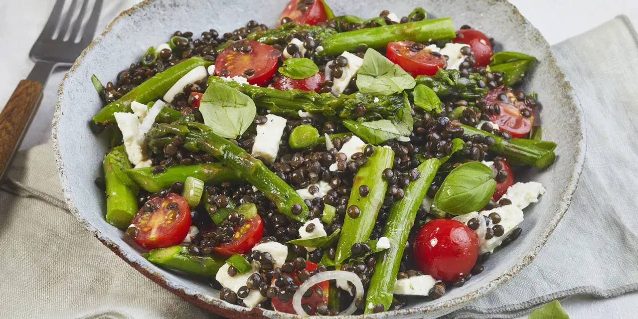 Ein bunter Salat mit braunen Linsen, Spargel, Kirschtomaten und Feta. Perfekt für ein leichtes Mittagessen oder als Beilage. Ein tolles braune Linsen Rezept!