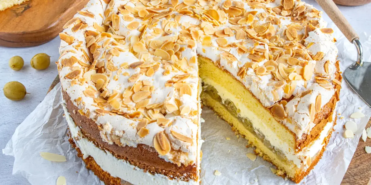 Ein köstlicher Stachelbeer Baiser Kuchen mit Mandelsplittern und einer luftigen Baiserhaube.