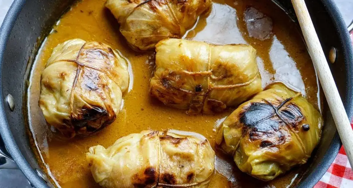 Fünf leckere Krautwickel im Topf, bereit für ein köstliches Krautwickel Rezept.