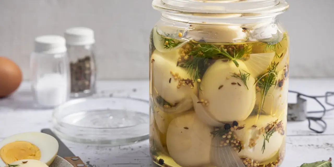 Eingelegte Eier im Glas, ein schnelles Rezept für Soleier mit Zwiebeln, Dill und Senfkörnern.