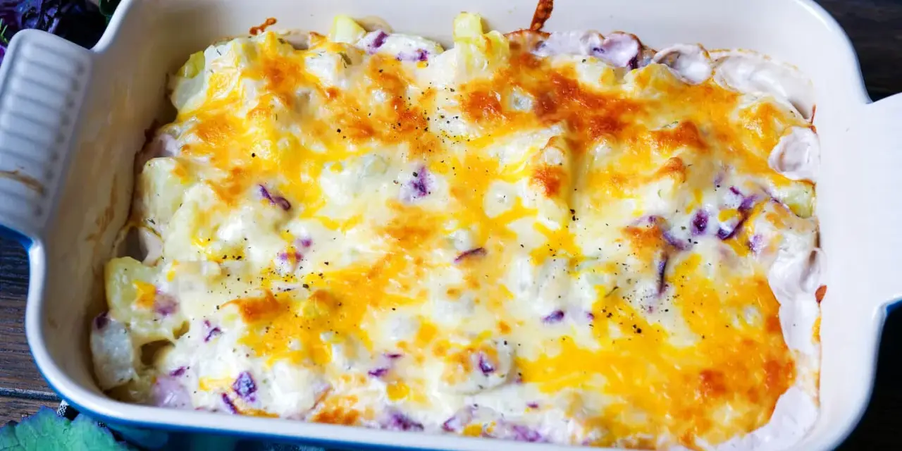 Kohlrabi Kartoffel Auflauf mit geschmolzenem Käse in einer Auflaufform, bereit zum Servieren.