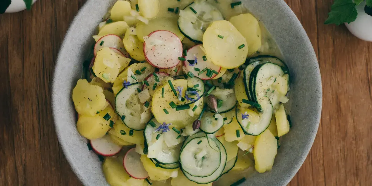 Frischer Kartoffelsalat mit Gurken, Radieschen und Schnittlauch. Ein tolles Rezept für den Sommer!