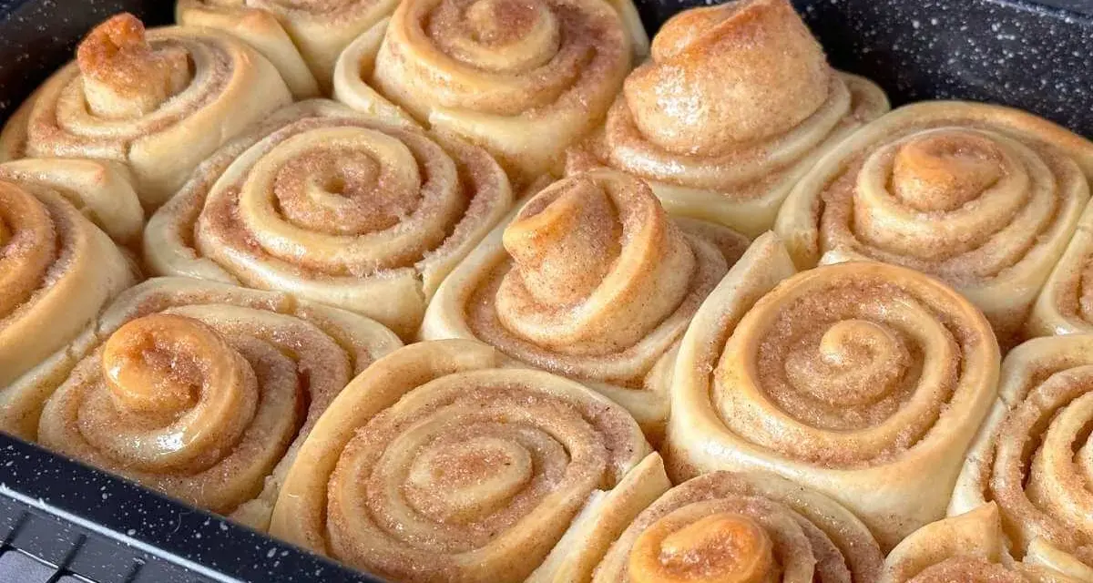 Frisch gebackene Zimtschnecken im Blech, bereit für das Zimtschnecken Rezept. Goldbraun und duftend.