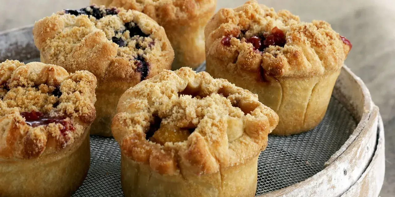Fünf köstliche Obst-Muffins mit Streuseln, die Lust auf die besten Muffin Rezepte mit Obst machen.