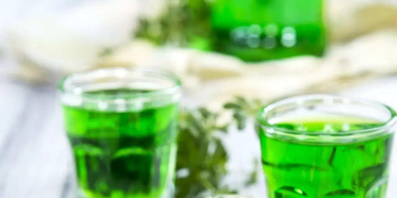 Grüne Gläser mit Waldmeistersirup, perfekt zum Waldmeistersirup selber machen. Frische Kräuter und ein Hauch von Frühling.