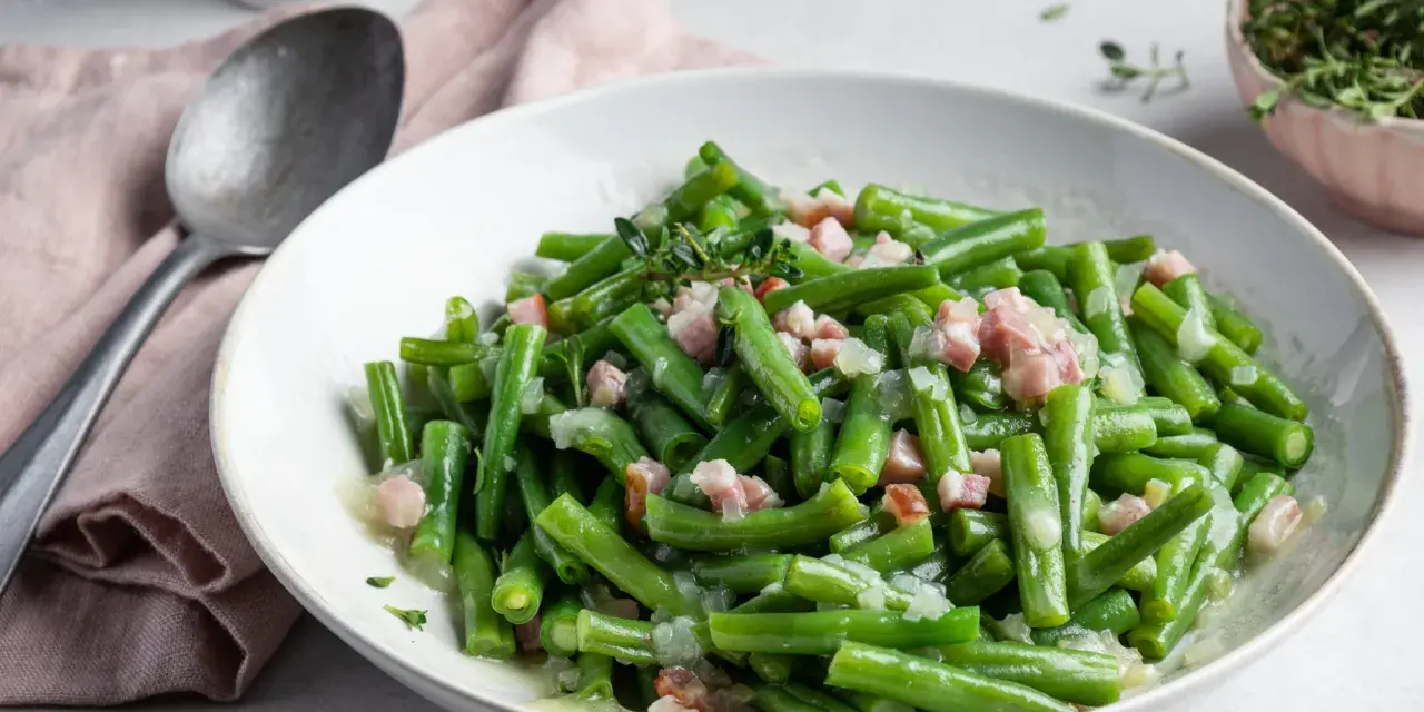 Ein leckeres Brechbohnen Rezept mit Speck und Zwiebeln, garniert mit frischem Thymian.