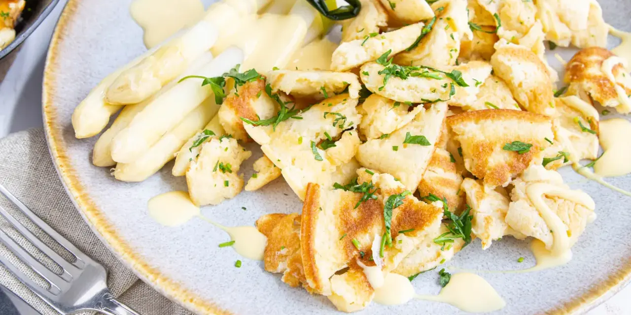 Spargel mit zerrupftem Brot und Sauce Hollandaise. Ein einfaches, aber köstliches kratzete rezept, garniert mit Petersilie.