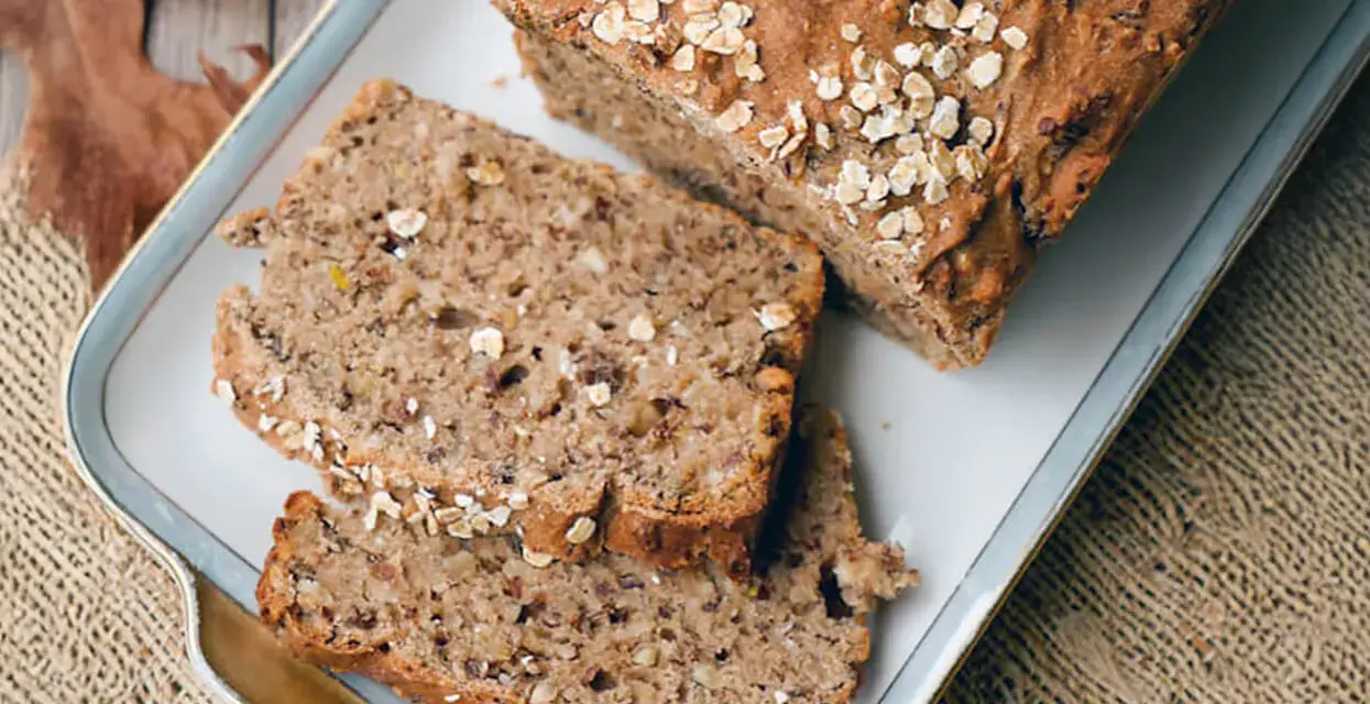 Ein rustikales Vollkornbrot mit Haferflocken, perfekt für ein einfaches Vollkornbrot Rezept.