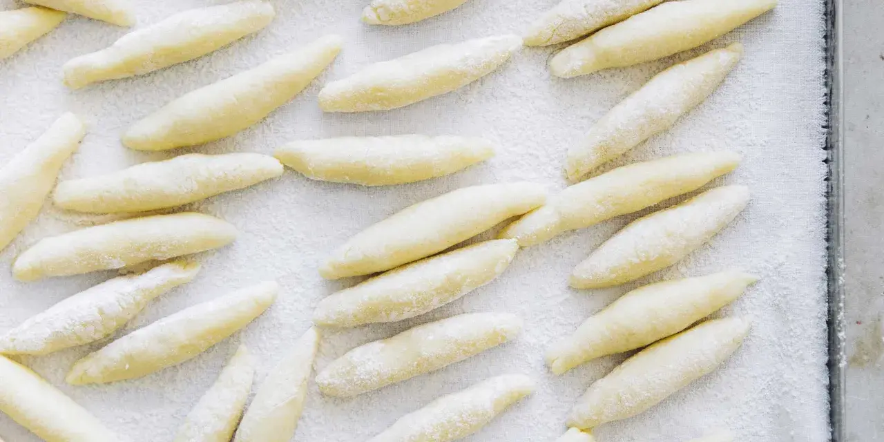Frisch geformte Schupfnudeln, bereit für das Kochabenteuer. Dieses Schupfnudeln Rezept ist einfach und lecker.
