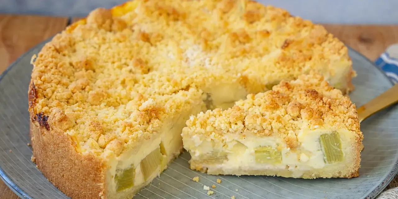 Ein köstlicher Rhabarberkuchen mit Pudding und Streuseln, perfekt für ein Rhabarberkuchen Rezept mit Pudding.