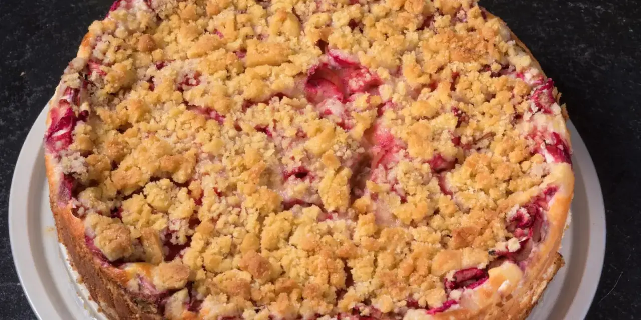 Ein saftiger Rhabarberkuchen in Springform, bedeckt mit knusprigen Streuseln. Perfekt für den Kaffeetisch.