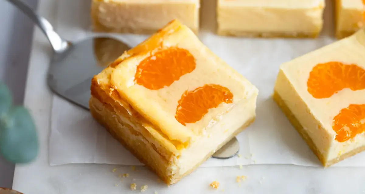 Saftige Stücke von faule weiber kuchen mit Mandarinen auf einem Marmorsockel.