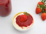 Frische Erdbeeren und eine Schüssel Joghurt mit selbstgemachter Erdbeersauce. Ein einfaches Erdbeersauce Rezept zum Genießen.