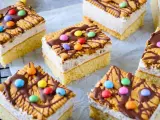 Bunte Geburtstagskuchen für Kinder, dekoriert mit Keksen, Schokolade und bunten Smarties. Ein süßer Traum für jede Party!