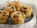 Fünf köstliche Obst-Muffins mit Streuseln, die Lust auf die besten Muffin Rezepte mit Obst machen.